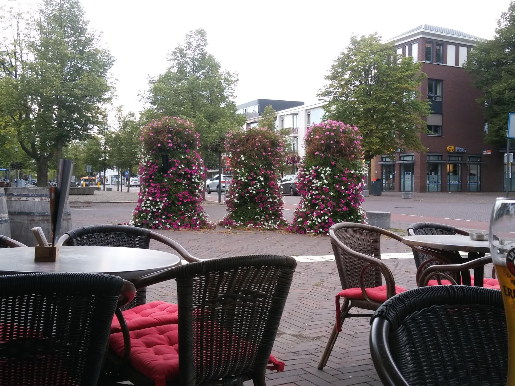 Uitzicht vanaf het terras op het centrum van Son met bloementorens
